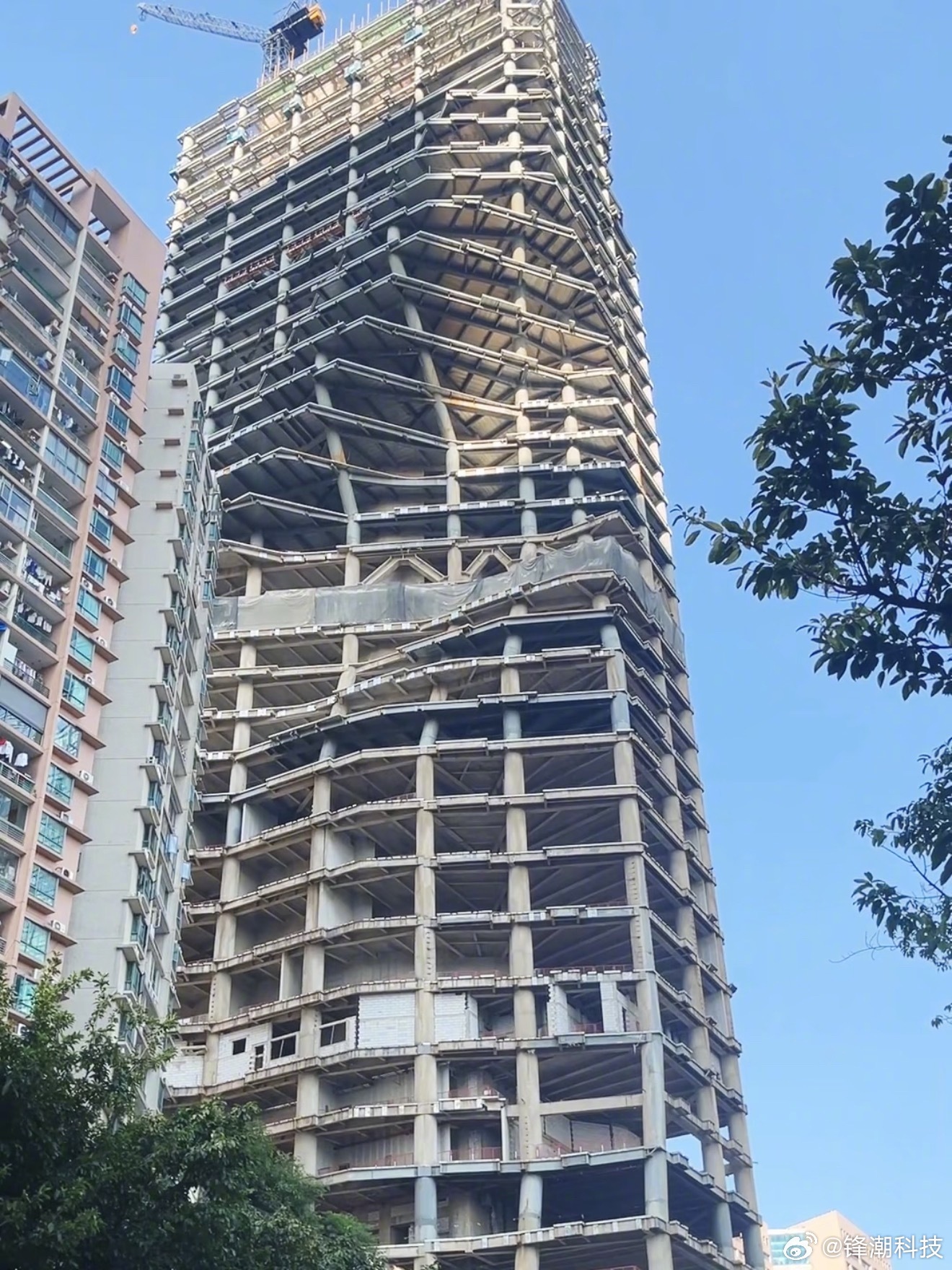 这是哪儿的楼连柱子都是弯的​​​