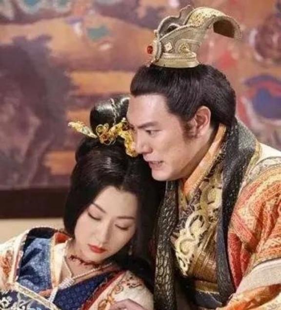 公元617年，李密奉命护送杨广的萧妃回扬州老家散心，李密看着娇艳欲滴的萧妃，色心