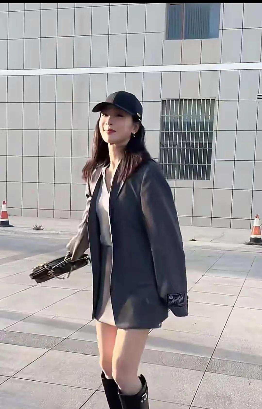 这是杨紫？她穿搭干练又甜美！有趣的灵魂，小猴紫！#杨紫##杨紫街拍#
