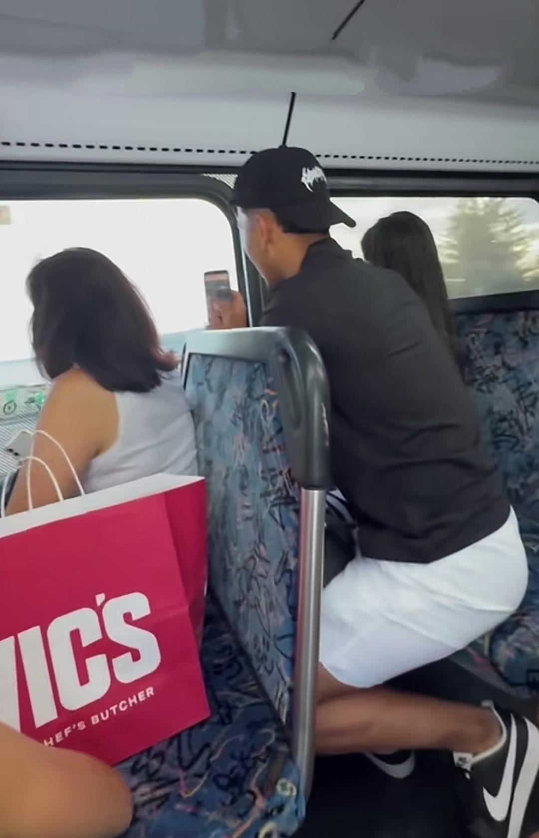 与澳大利亚迪拜海滩枪击案有关的视频，越来越多被公开！事发当天，一辆公交车，途