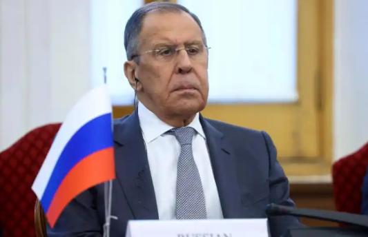 俄罗斯外长拉夫罗夫说，美国为啥会把中国当成头号威胁？不是因为中国另起炉灶，而是中
