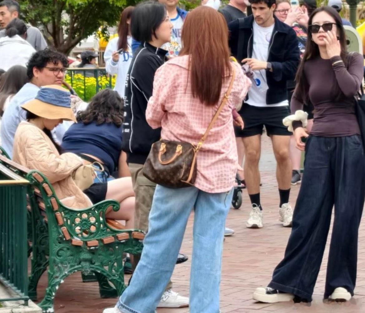 啊啊啊啊刘亦菲去迪士尼玩了美神降临迪士尼了LA迪士尼偶遇刘亦菲洛杉矶迪士尼偶遇