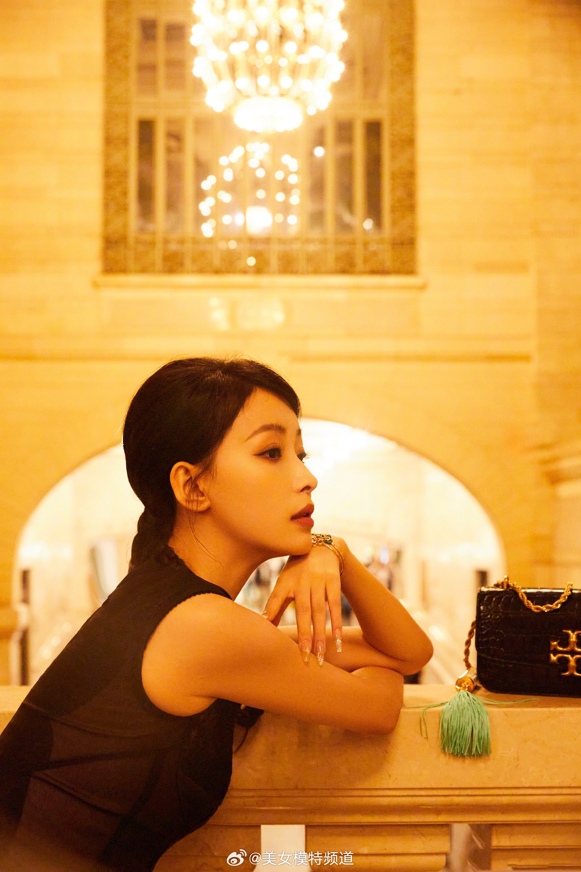 孙怡氛围感写真美照