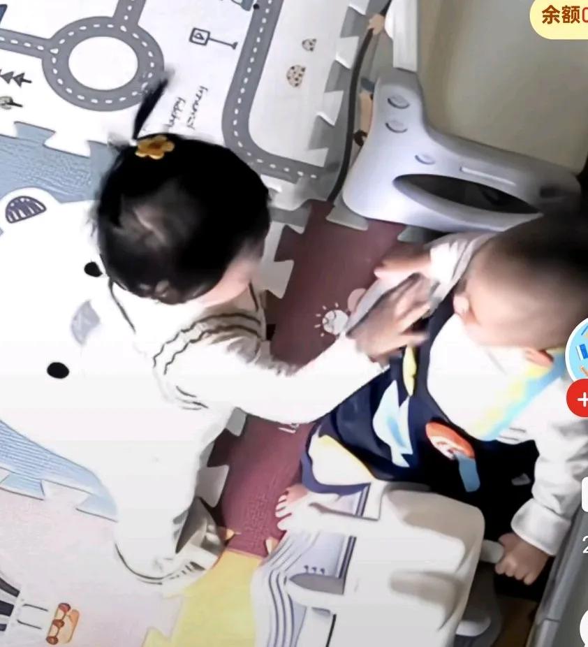 奶奶冲个奶的功夫，龙凤胎宝宝打的不可开交，谁也不让谁，姑娘打男孩一巴掌，男孩反手