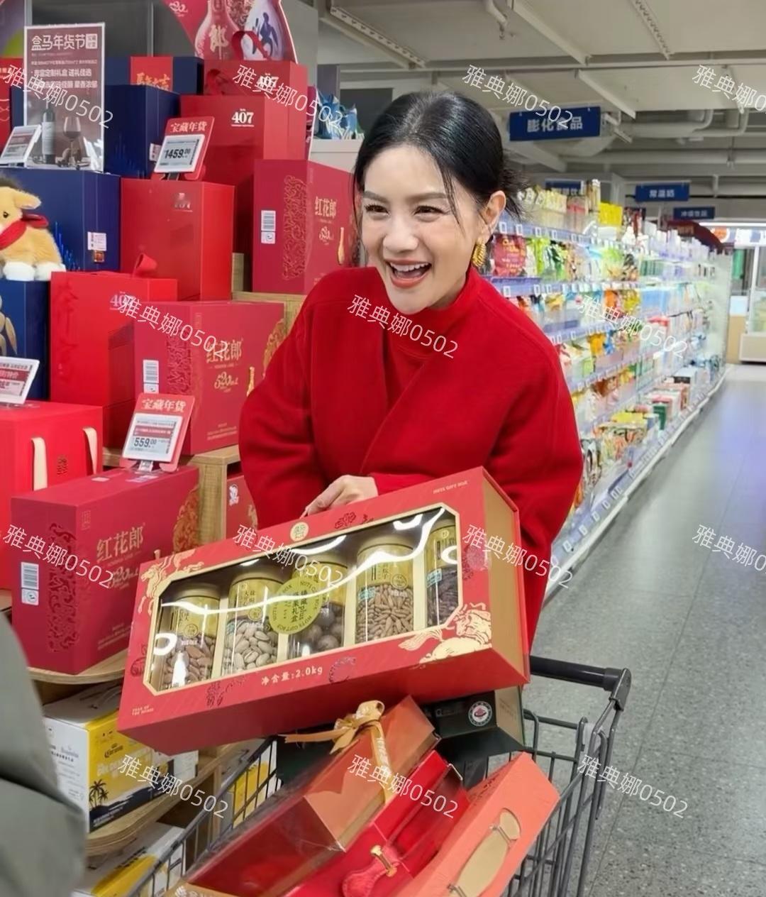 沙溢的老婆胡可本人可真漂亮，她都50岁了真人又瘦又美又年轻，脸上没有一丝科技痕迹