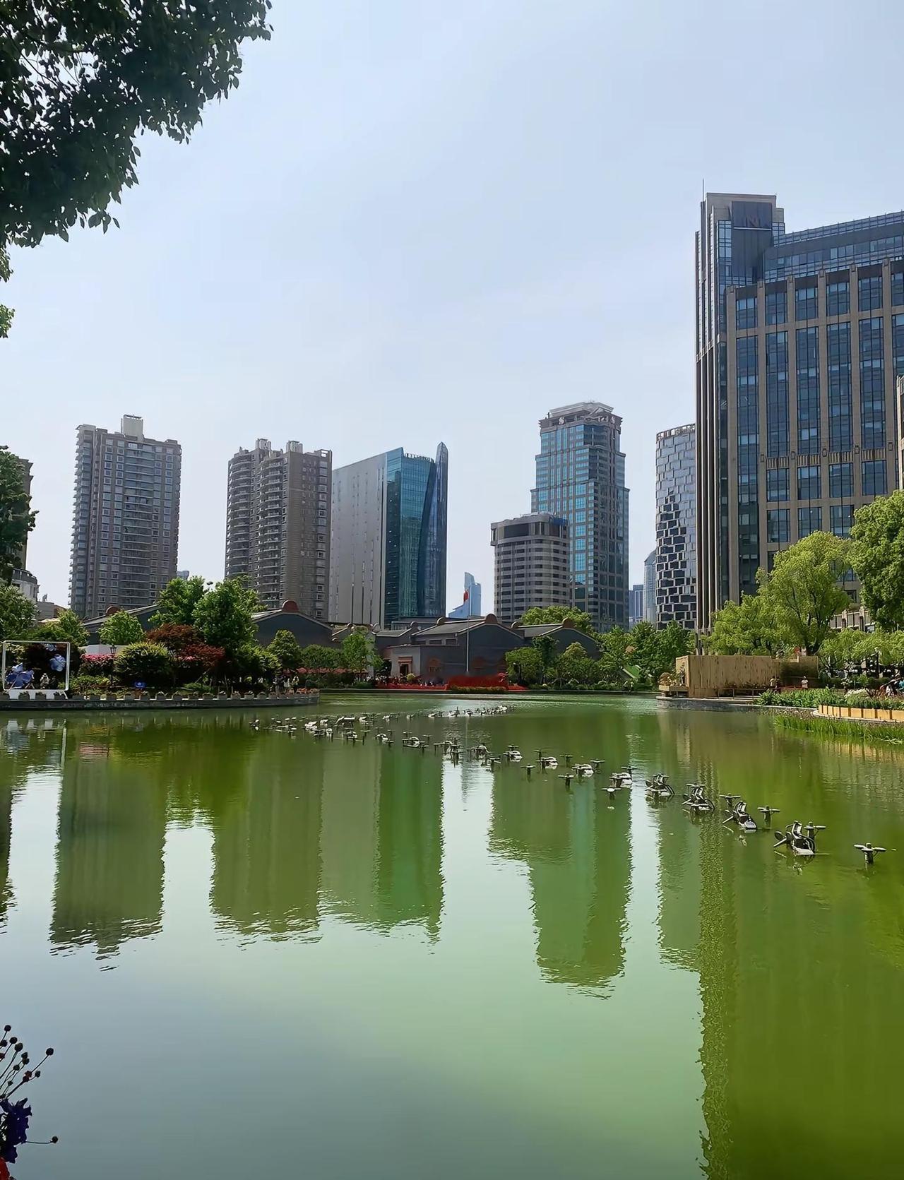 大佬爱的是自己都欣赏、仰望的女人，他不在乎年纪，只在乎你有没有生命力。生命力旺盛