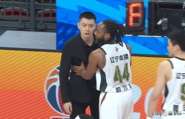 威尔斯谈裁判：“有一些吹罚让人难以理解。”“杨鸣指导被罚出去。”“情