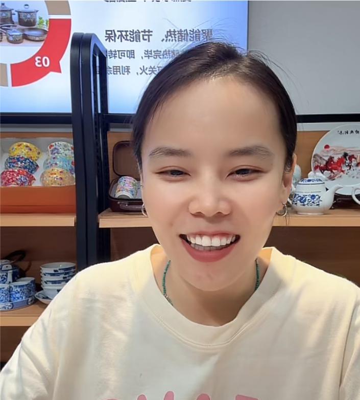 52下周一就开始开了，熊磊今天下午直播卖陶瓷，直播间上千人，小熊也似乎掌握了流量