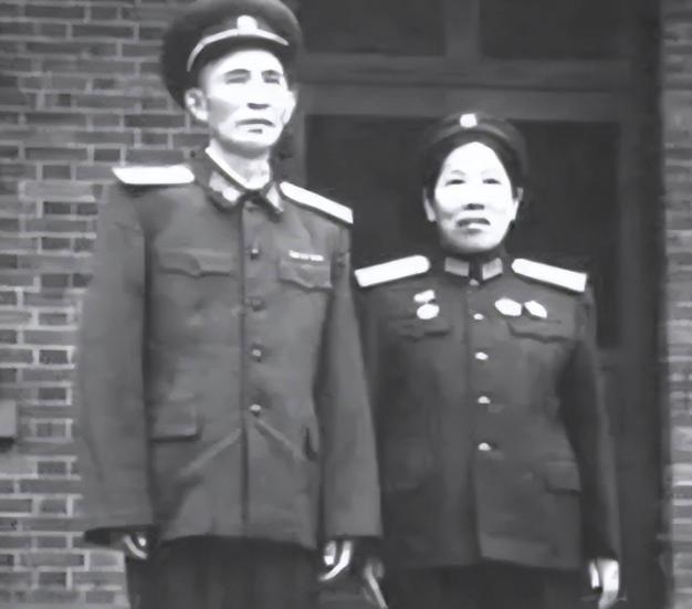 1949年何德全将军和儿子在家里吃饭，吃着，吃着，突然，儿子放下了筷子，何德全将