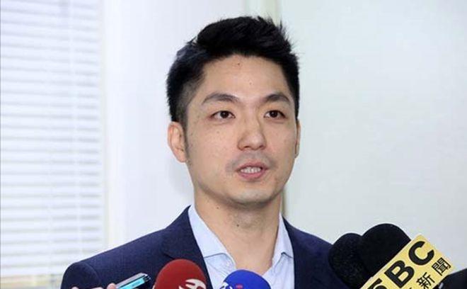 汤家凤怒批蒋万安，手握蒋家身份红利，为何不敢承认中国人身份？ 事情的起因，得