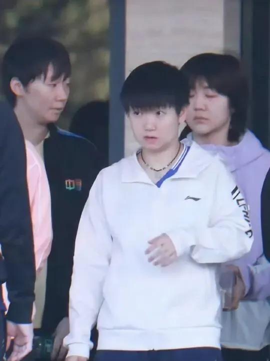 这张照片就是个顺口溜呢：老大睡着了老二靠边了老三如日中天了～莎莎刚出道排