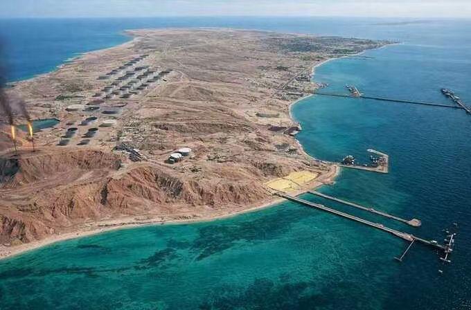 哈尔克岛真打一场登陆战，美军真没那么好占便宜！哈尔克岛，就长6公里、宽3公里，巴