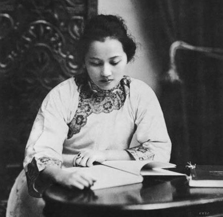 1931年，宋美龄陪母亲游杭州，半个月挥霍了一万三千多块大洋。账单送到浙江省政府