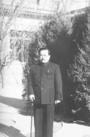 毛主席与任弼时激烈争执，炊事班长一句话化解僵局1947年陕北王家湾的窑洞内，毛