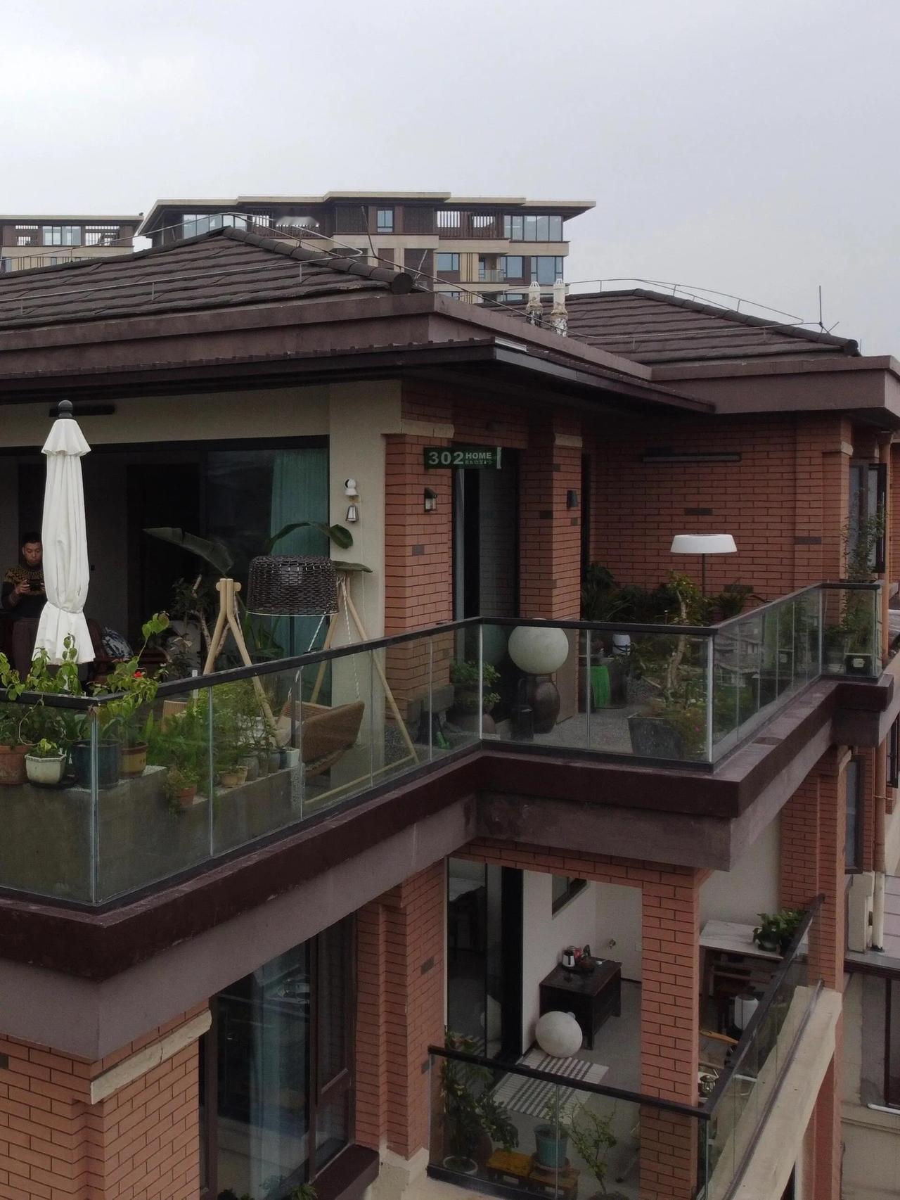 三年前，爷爷把重庆九曲河那套300平的房子，全款给了我，一同留下的还有奶奶，一百