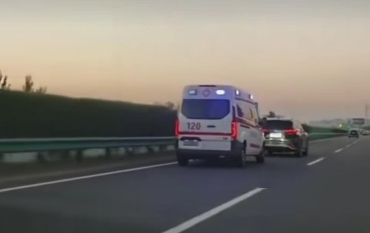 右侧完全可以超车，为何偏要较劲前车让路？