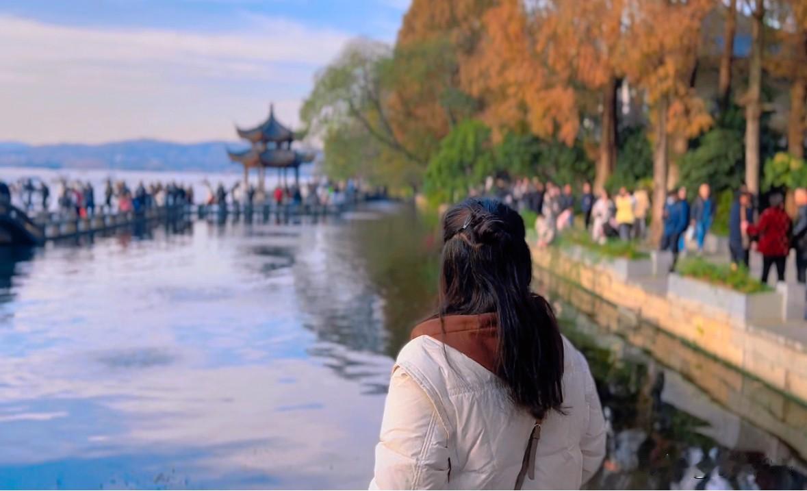 我支持全国景区免票。当今社会，只要出门就必须花钱，已成为普遍的生活常识。出门旅