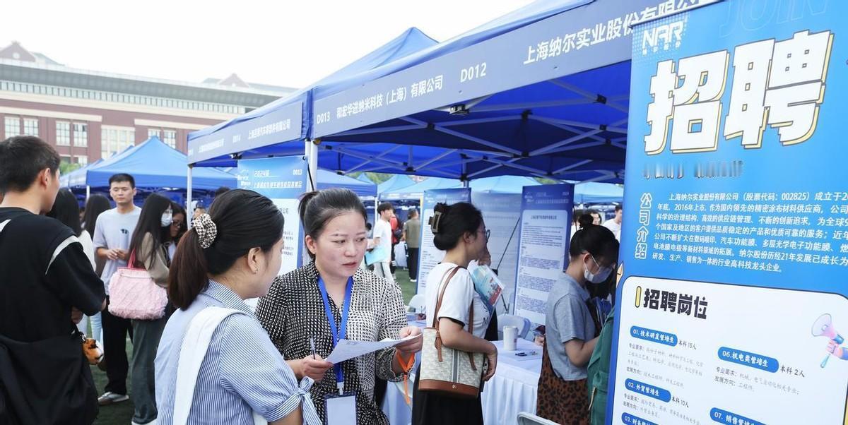 一边是安静有序、HR一对一沟通的外籍学生专场招聘会，开出的岗位年薪普遍在十万到四
