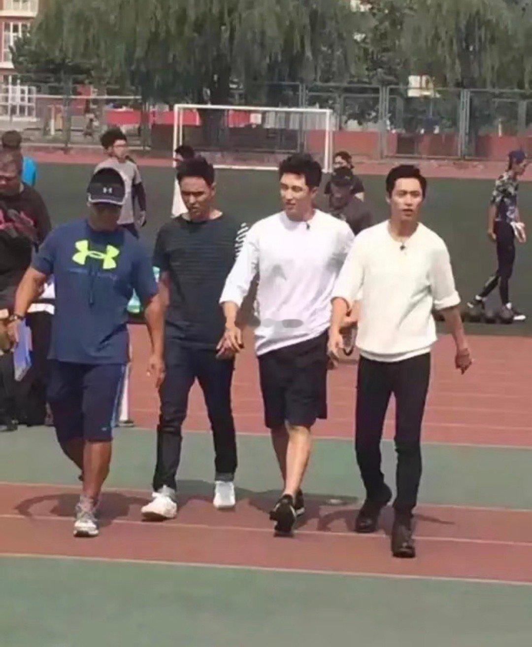 黄景瑜旁边的明道晒得好黑啊…