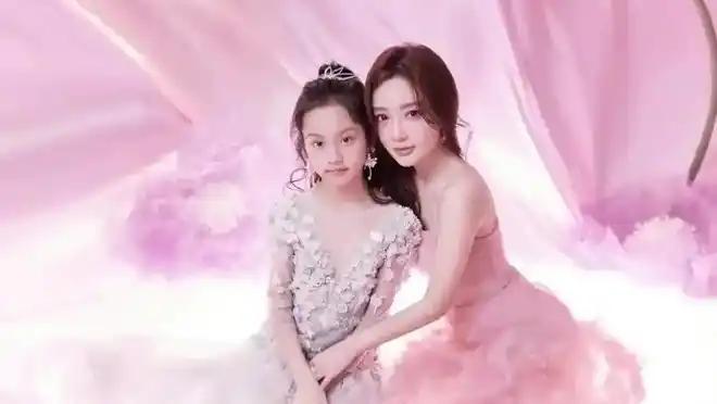 李小璐生二胎实锤了，3岁女儿被保姆全程抱，真离谱我真服了，三岁小孩全程让保姆抱，