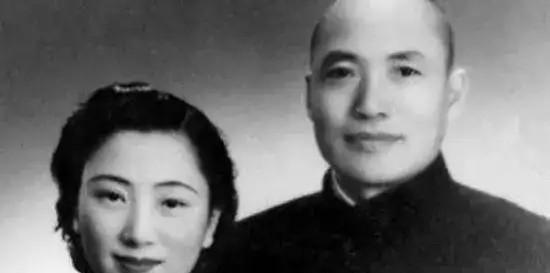 一天夜里，四川军阀杨森留宿九姨太蔡文娜房里。第二天清晨，杨森的副官却拿枪对着蔡文