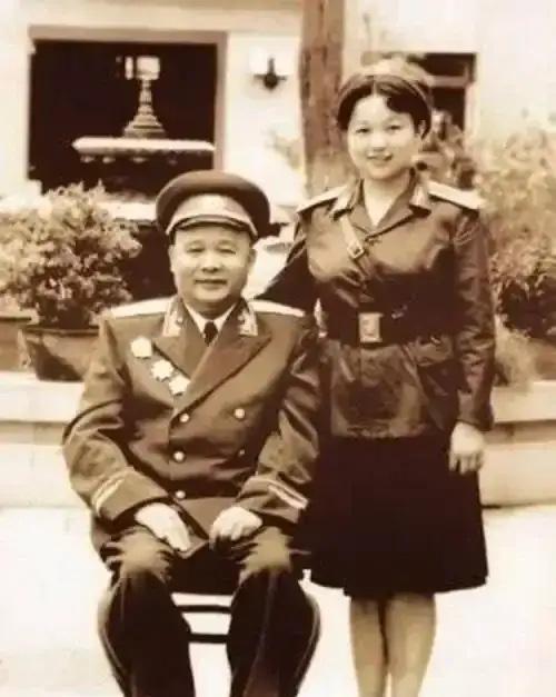 1934年陕南寒冬，三千红军被三万国军围困。徐海东将军中弹喉咙堵血，19岁护士周