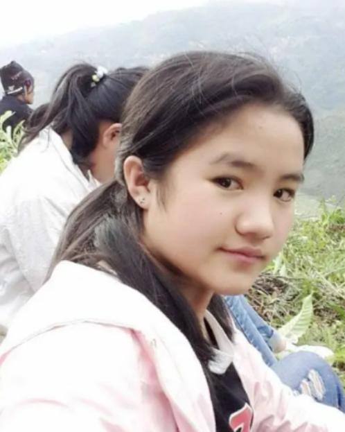 云南1女孩，1岁母亲病逝、随后父亲长期服刑，8岁一人独自生活，她常对着天上的云喊