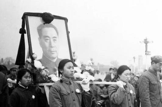 1976年，朱德穿戴整齐，准备去参加周总理的追悼会。在准备出发的时候，朱德却不去