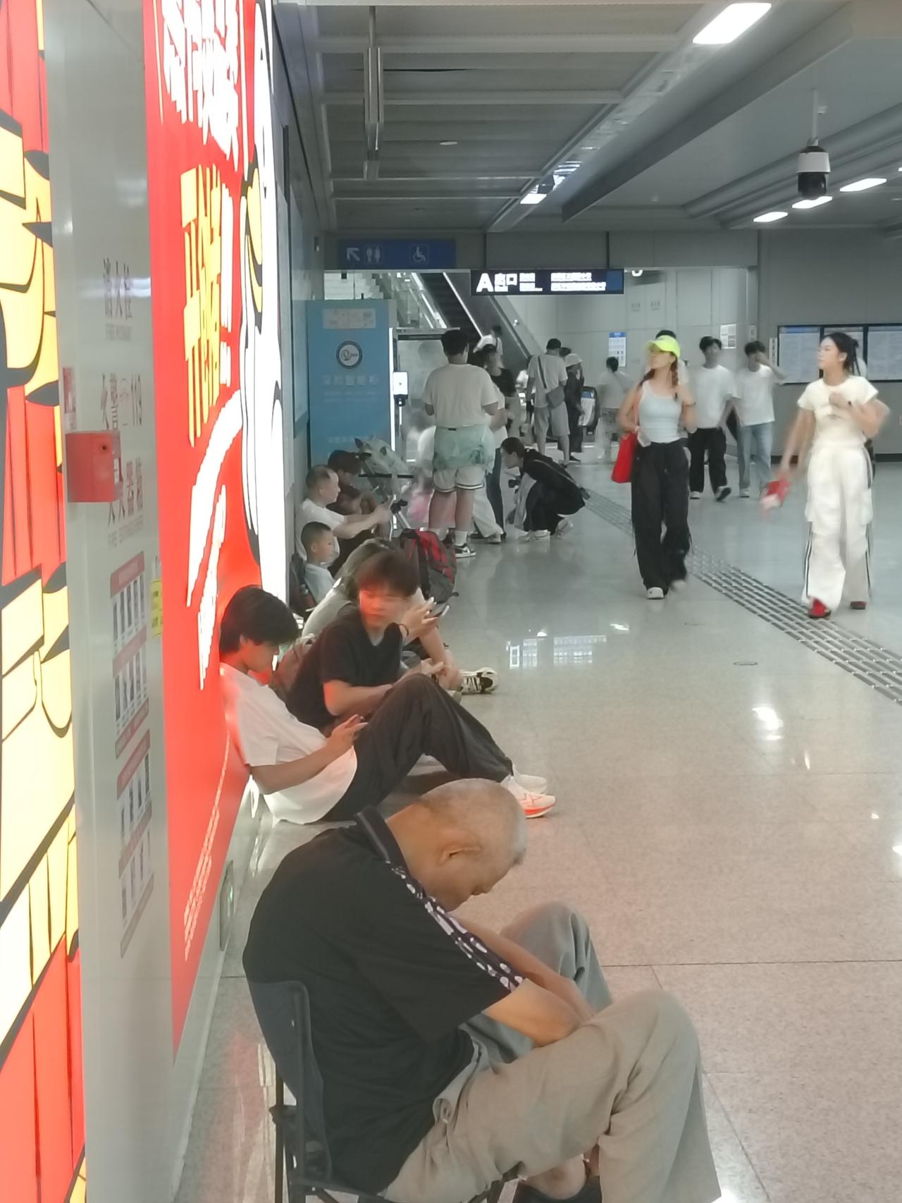 南方有地铁的城市夏天再热也不怕武汉白天室外的气温已达到40度以上，在外面活
