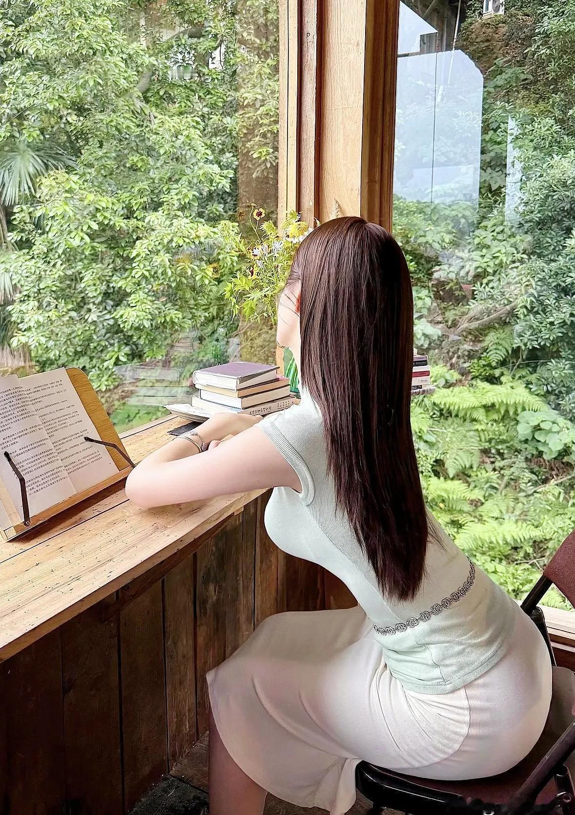 上联：绿衫衬影，闲坐窗边听叶语下联：素裙凝光，静品杯里漫茶香对联对对联飞花