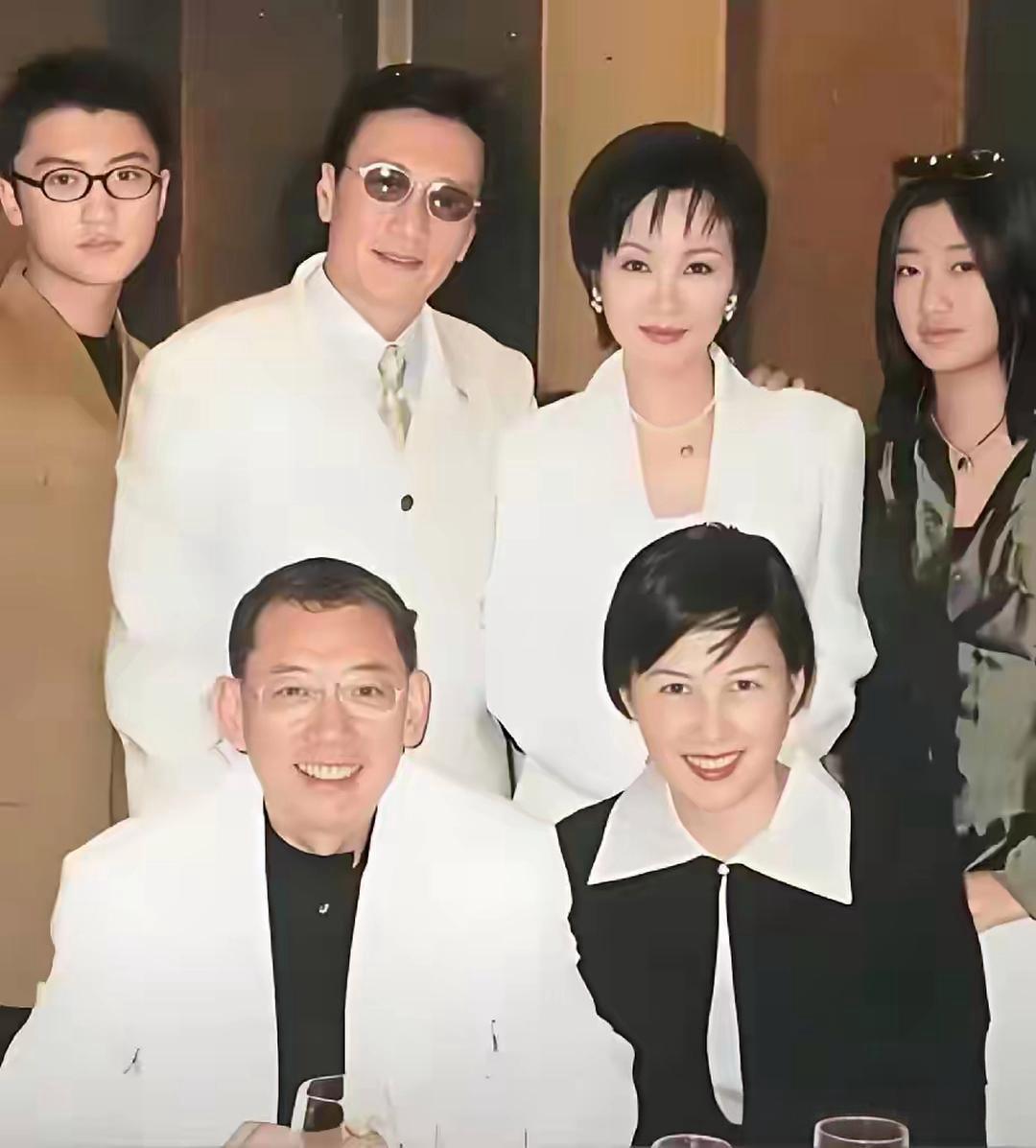 二十多年前，谢贤与狄波拉夫妇携儿子谢霆锋、女儿谢婷婷一同探访英皇老板杨受成，还与