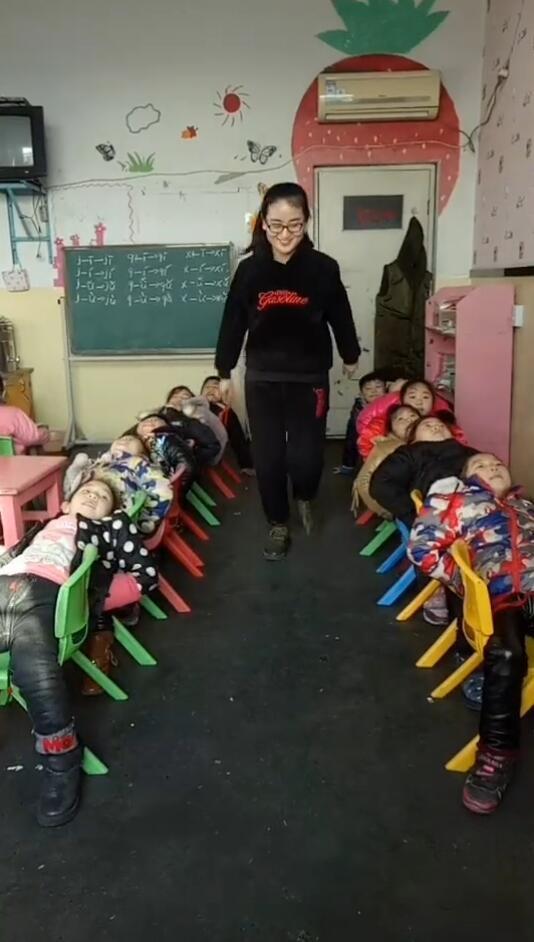 实拍: 最会玩的幼儿园老师, 网友: 我要给女儿换幼儿园