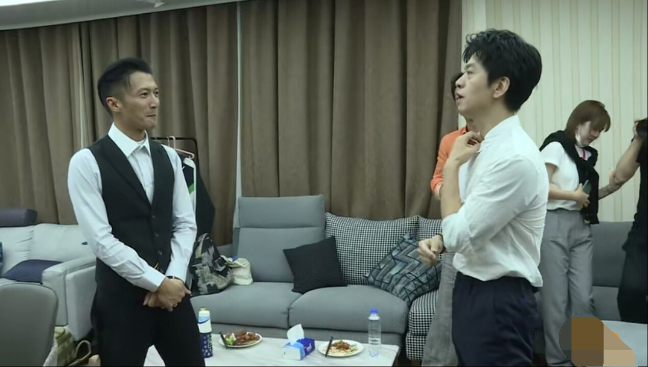 一次，谢霆锋主动提出要加李健好友，不料李健直接拒绝了:“加不了。”说着他就掏出手