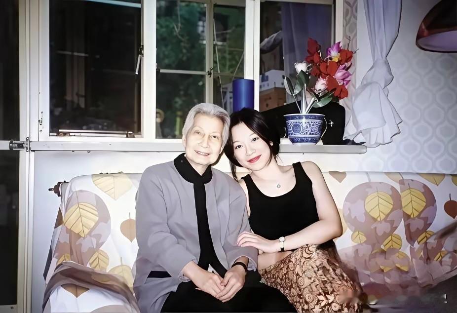 这张照片摄于1997年，是曾志老人和外孙女陶冶在北京家中的温暖合影。晚年的曾志