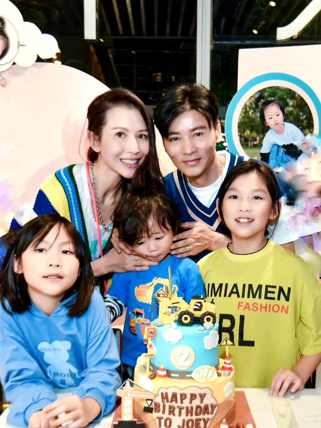 张晋做完心脏支架手术后，这半年一直在休息，老婆蔡少芬扛起养家的重任，已经很久不拍