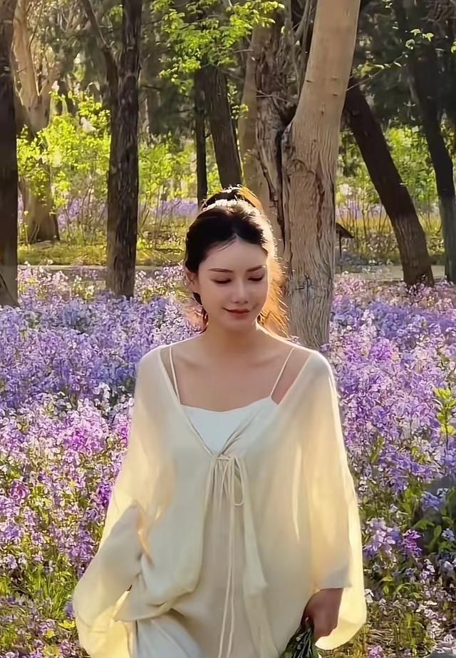 马小梅这回京真是失策了，场面冷清到尴尬，连个接机的人影都没有。刚落地也不去看婆婆