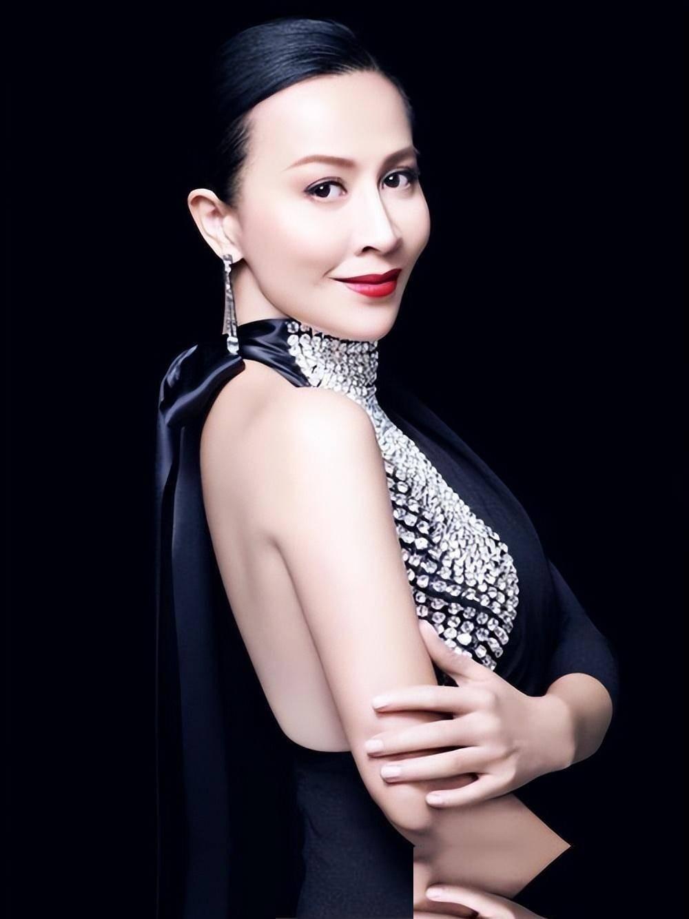 身家十亿的刘嘉玲把千万豪宅过户给干儿子康康，本以为事情可以圆满结束，没想到康