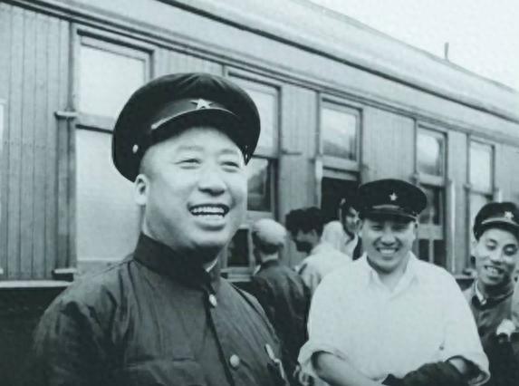 新中国首任铁道部部长滕代远，与彭德怀同级，多次扶持陷入困境的战友1949年春天