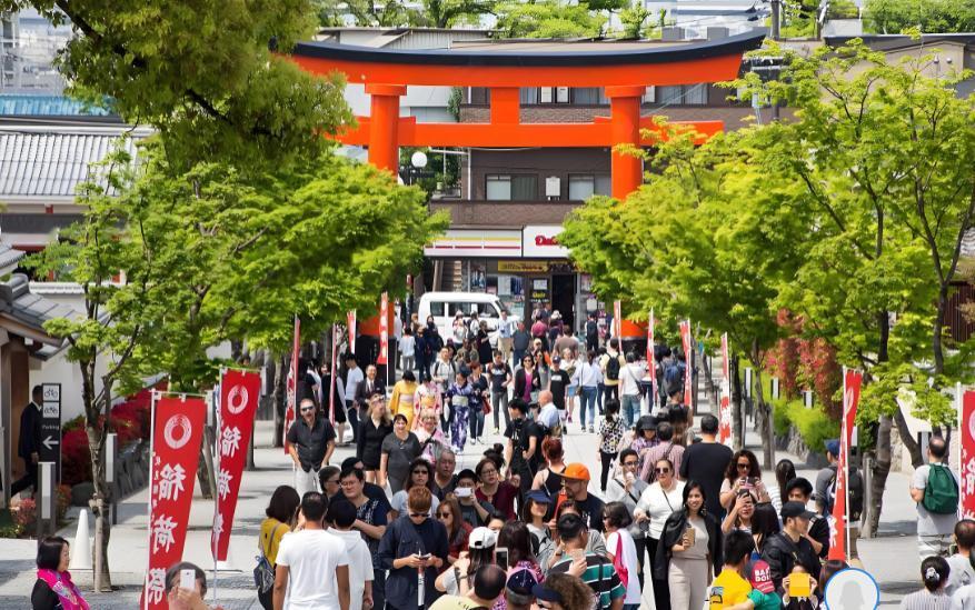 昨晚和定居在日本的朋友聊了一会，她说这几天前去日本旅游的中国人确实少了，日本国内