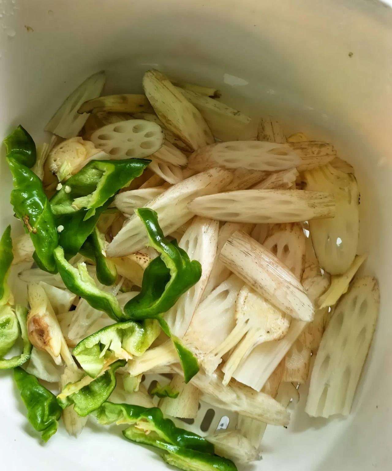 中午炒个湖北菜[笑着哭]
