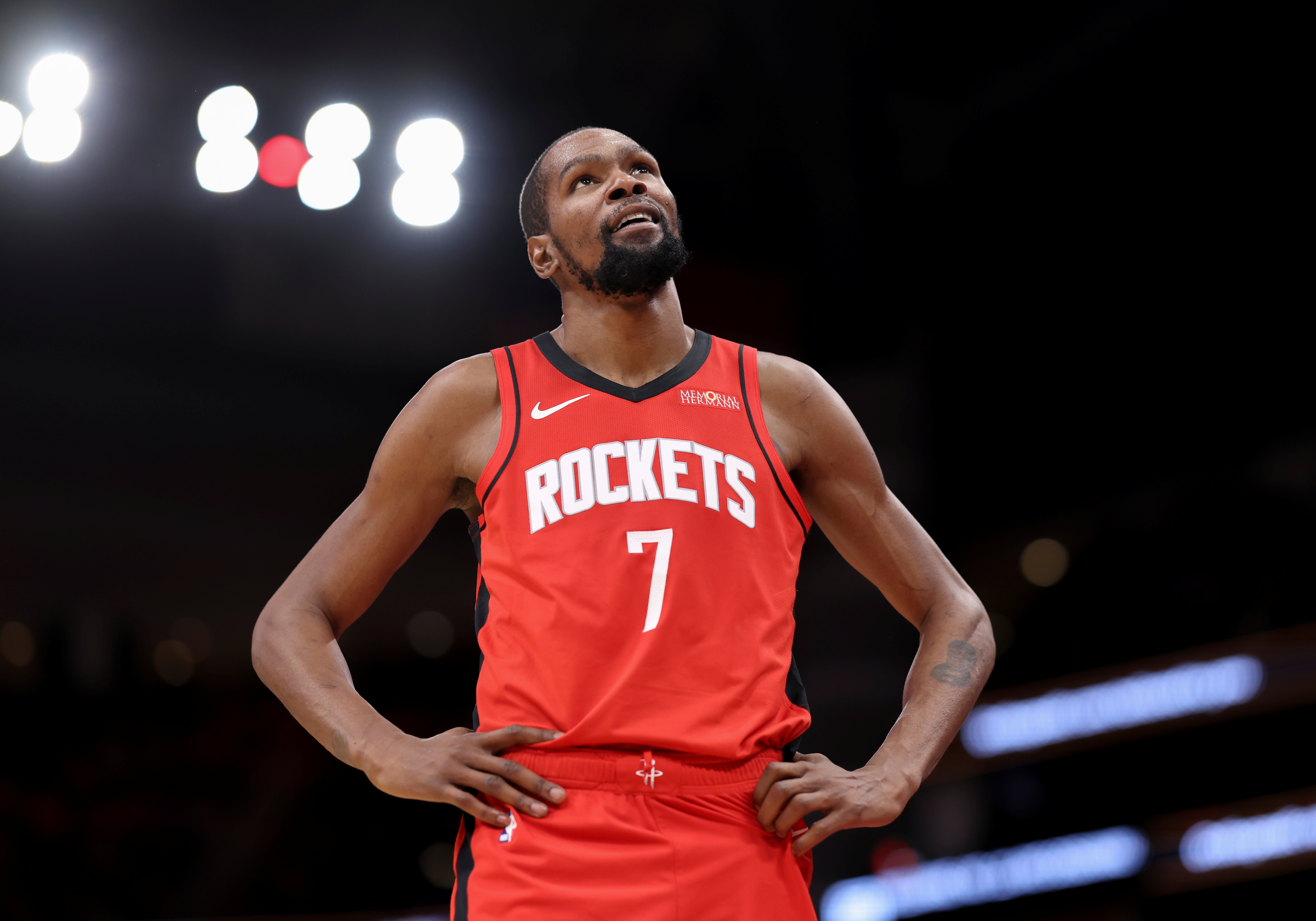 北京时间1月23日，休斯敦火箭队在客场以122:128不敌费城76人队，三连胜遭