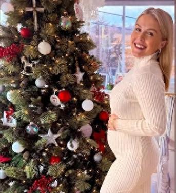 白宫最年轻发言人官宣二胎：感谢特朗普的“家庭友好”。 28岁的卡罗琳·莱维特