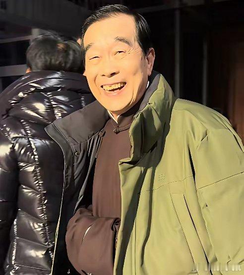 76岁的石富宽，去参加今年的“纲丝节”，早早就到了后台。郎鹤焱问候老人家：“您这