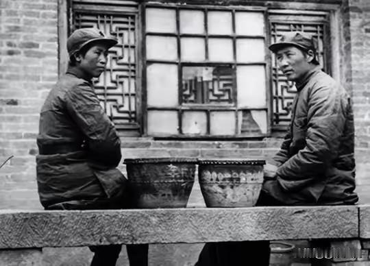 1939年，贺子珍在莫斯科看到毛主席再婚的报纸，她冲进医院找周总理评理，周总理只