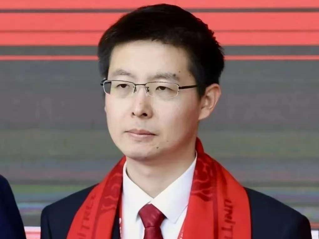 我一个心理医生朋友说王兴兴脸上的表情已经不是没有笑容了，仔细看会发现，整张脸