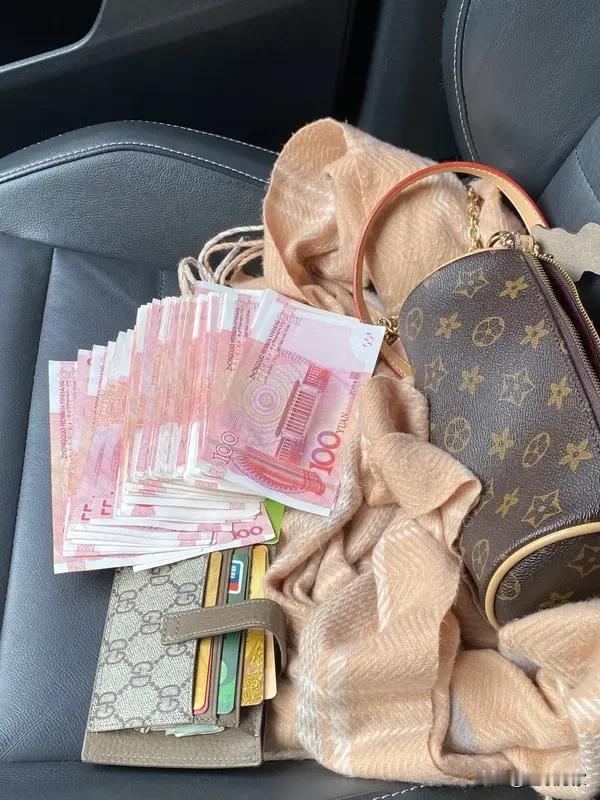 女子带8万现金买手机，店长却直接报警，这是为啥呢？原来，在安徽屯溪的一家手机店