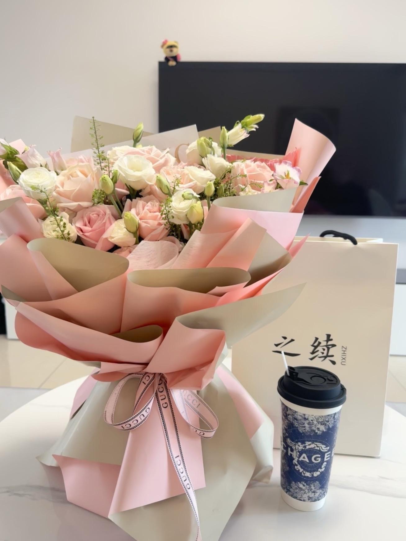 你好 一杯咖啡去冰 一束花的仪式感 520快乐