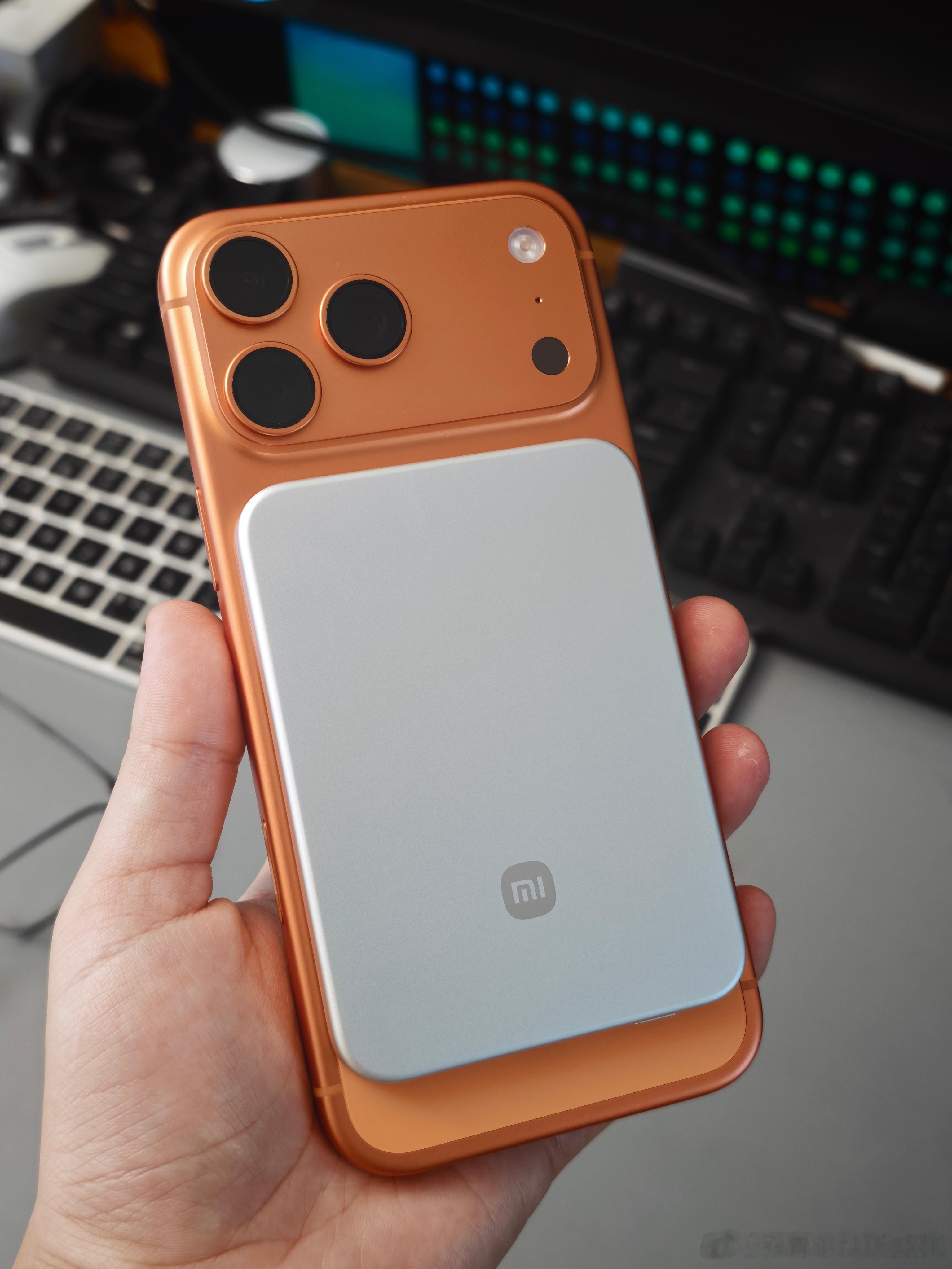 终于搞到一个前几天卖断货的小米金沙江磁吸充电宝，简直就是iPhone绝配，质感很
