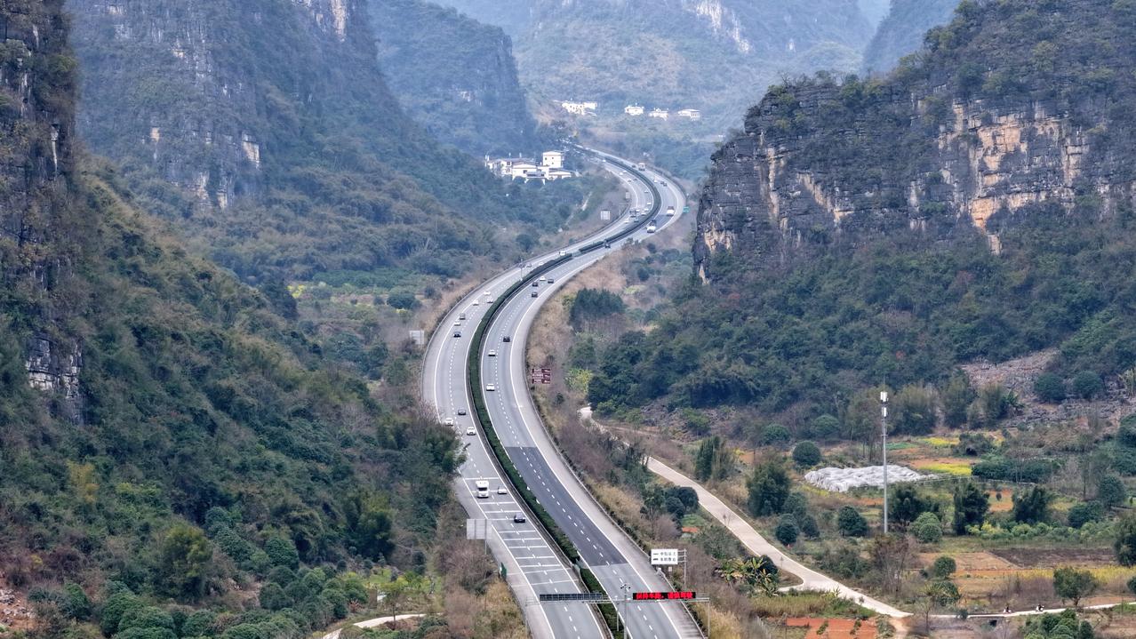 穿行广西山区高速穿行于广西山区的高速公路，是一场与山水共鸣的极致奔赴。车窗外，