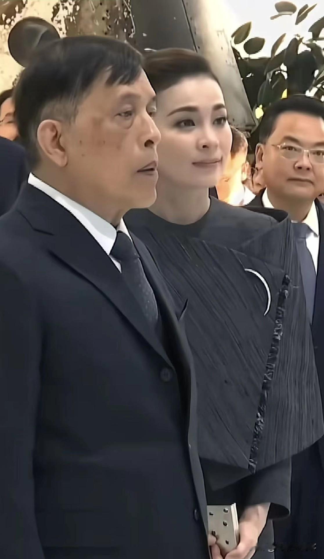 泰柬边境冲突正焦灼，泰国国王和王后直接放大招——把伤亡士兵、遇难平民家属全纳入“